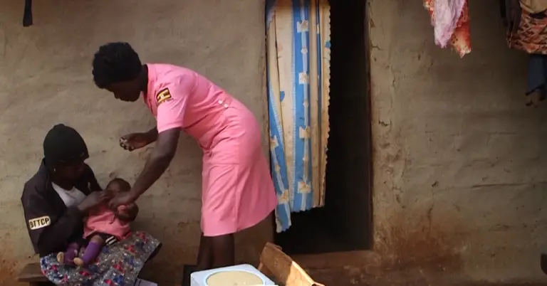 শিশুকে ওষুধ খাওয়াচ্ছেন নার্স নামবোজা